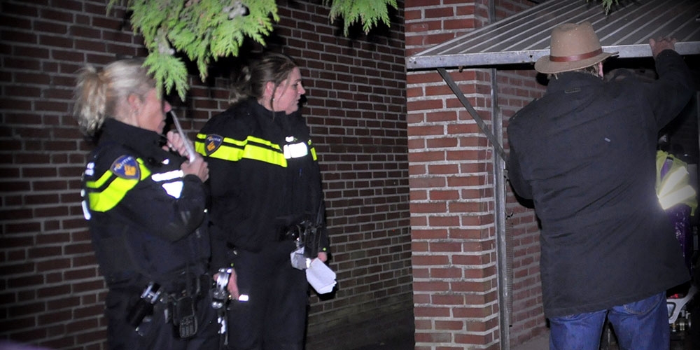 “Veel garagedeuren zijn niet afgesloten en kunnen zo geopend worden” (Foto: Cockie Kremers)