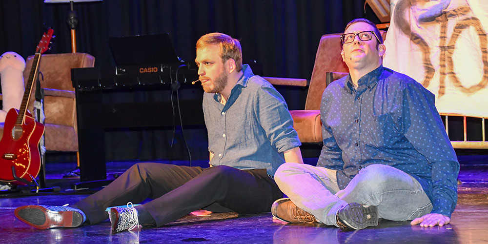 Reserveer voor Neije Krant oudejaarsconference door Jan en Tom in Theater Myllesweerd in Mill