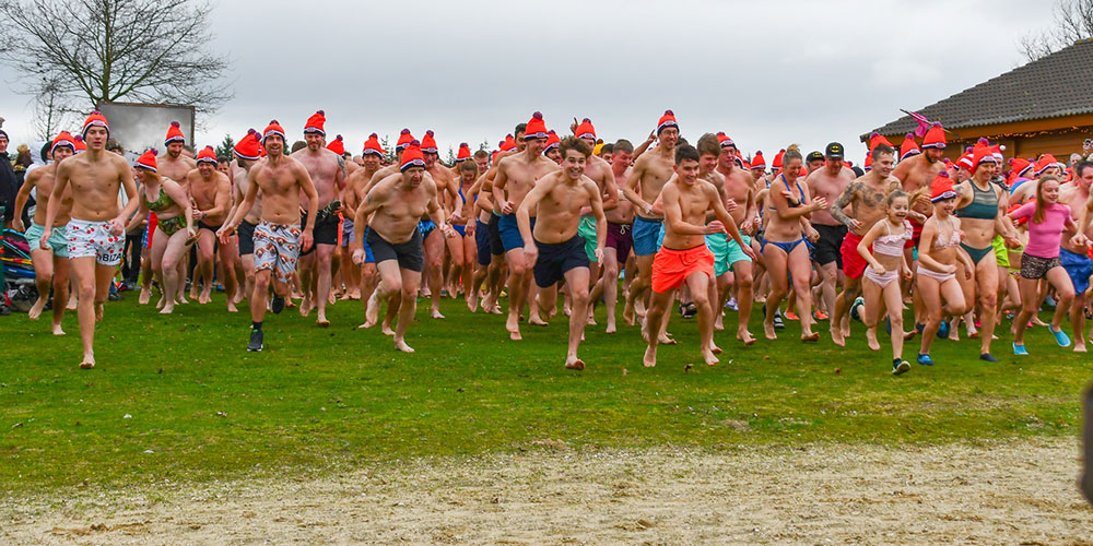 Doe morgen ook mee aan de Unox Nieuwjaarsduik 2026 in De Kuilen in Langenboom