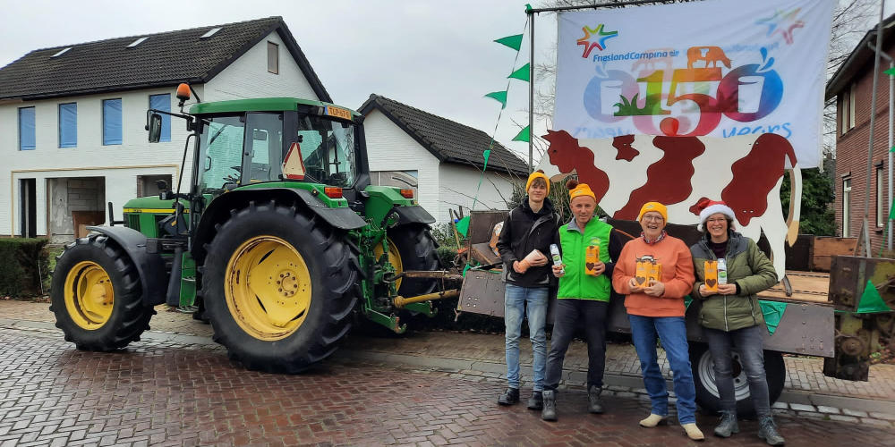 FrieslandCampina-melkveehouders trakteren ouderen in Mill, Cuijk en Haps op warme Chocomel met slagroom