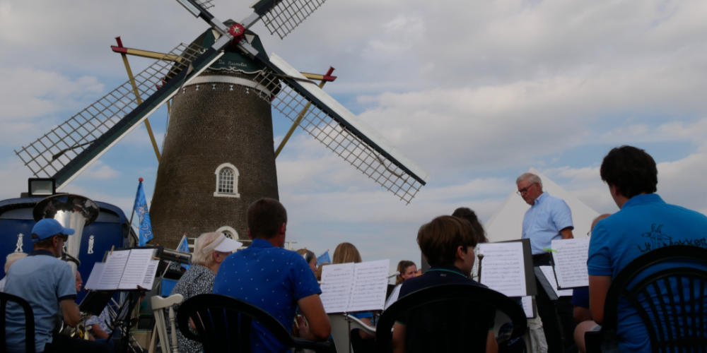 De zomer komt er aan, muziek zit in de lucht, daar bij de molen!