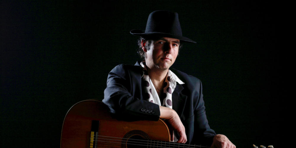 Gipsy flamenco gitarist Manito in Maria ten Hove kapel Mill