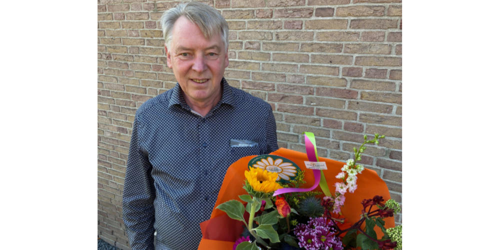 Snelle hulp door Theo Schepens in Mill beloond met Weekboeket