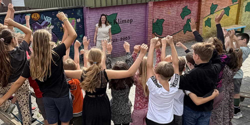 Juf Joyce 25 jaar op basisschool De Klimop in Wilbertoord!