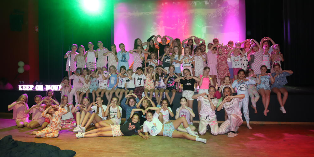 Keep on Movin’ Glow in the Dark Pyjama Party zorgt voor magische nacht vol dans, plezier en stralende glimlachen in Myllesweerd In Mill