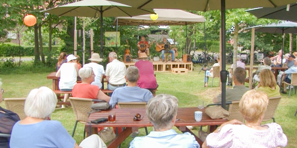 Koos & Bert zorgen opnieuw voor muzikale middag in parkje van De Blaauwe Bes
