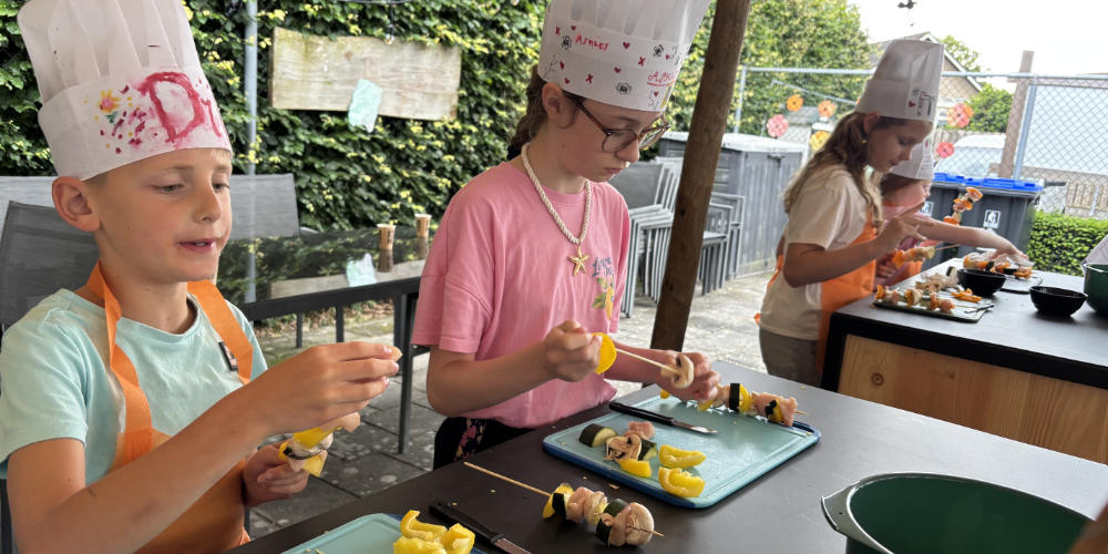 Minichefs BBQ voor kinderen groot succes bij Ontmoetingscentrum De Klik