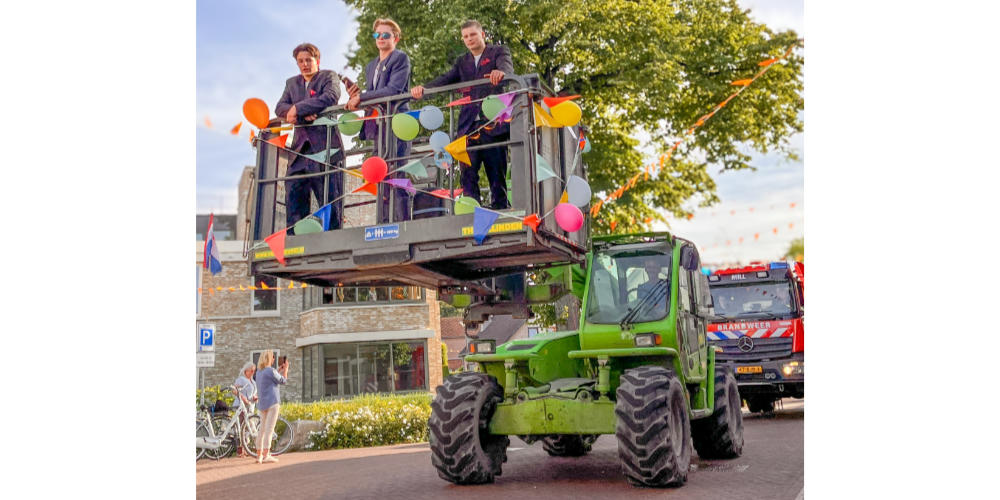 Feestelijke galastoet Merletcollege trekt veel bekijks in Mill