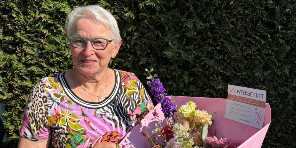 Senioren Belangenvereniging zet Marietje van den Elzen in het zonnetje met Weekboeket