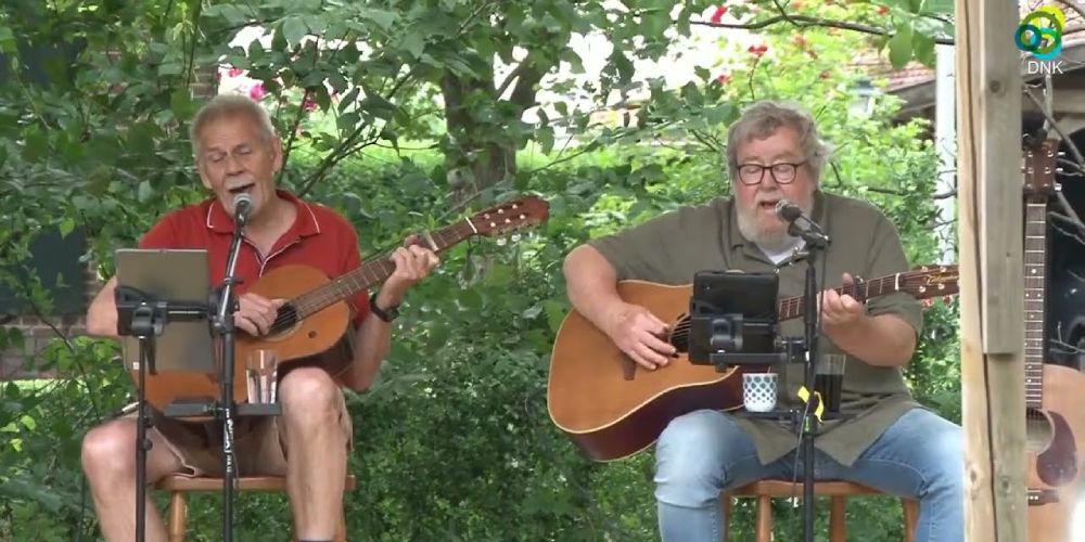 Video: Koos & Bert zorgen opnieuw voor muzikale middag in parkje van De Blaauwe Bes