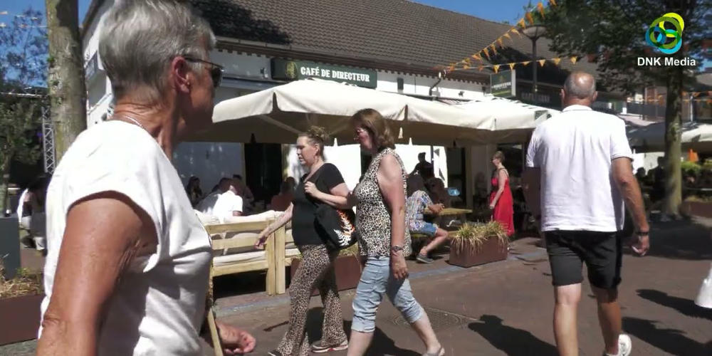 Video: Warme maar toch drukke Vakantiejaarmarkt in Mill